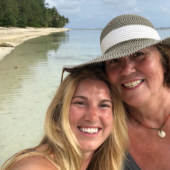 Meet your Posher, Karen & Morgan we 💕 clothes - Picture 8 of 8